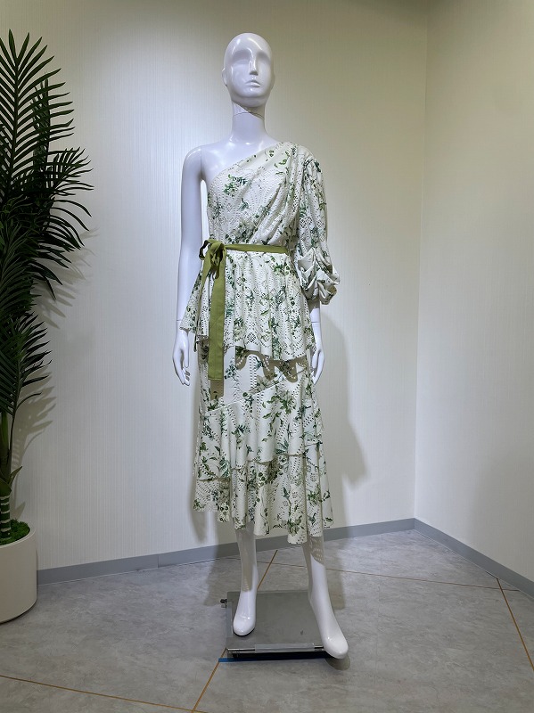 【レンタルドレス 52】花柄パンチングレースティアードフリルワンショルミディアムドレス ホワイトグリーン【asos】